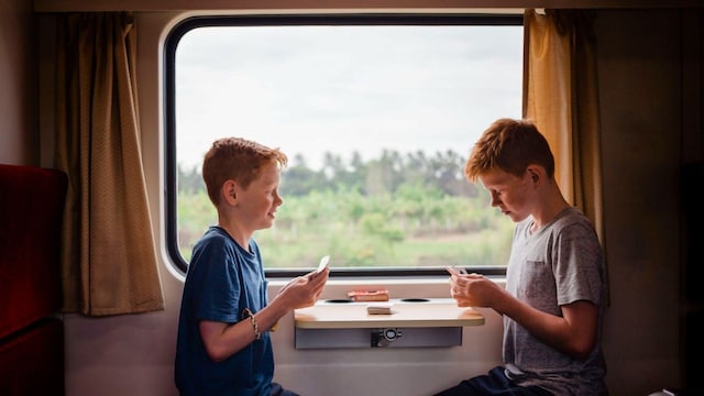 Niños con juegos de mesa en un tren