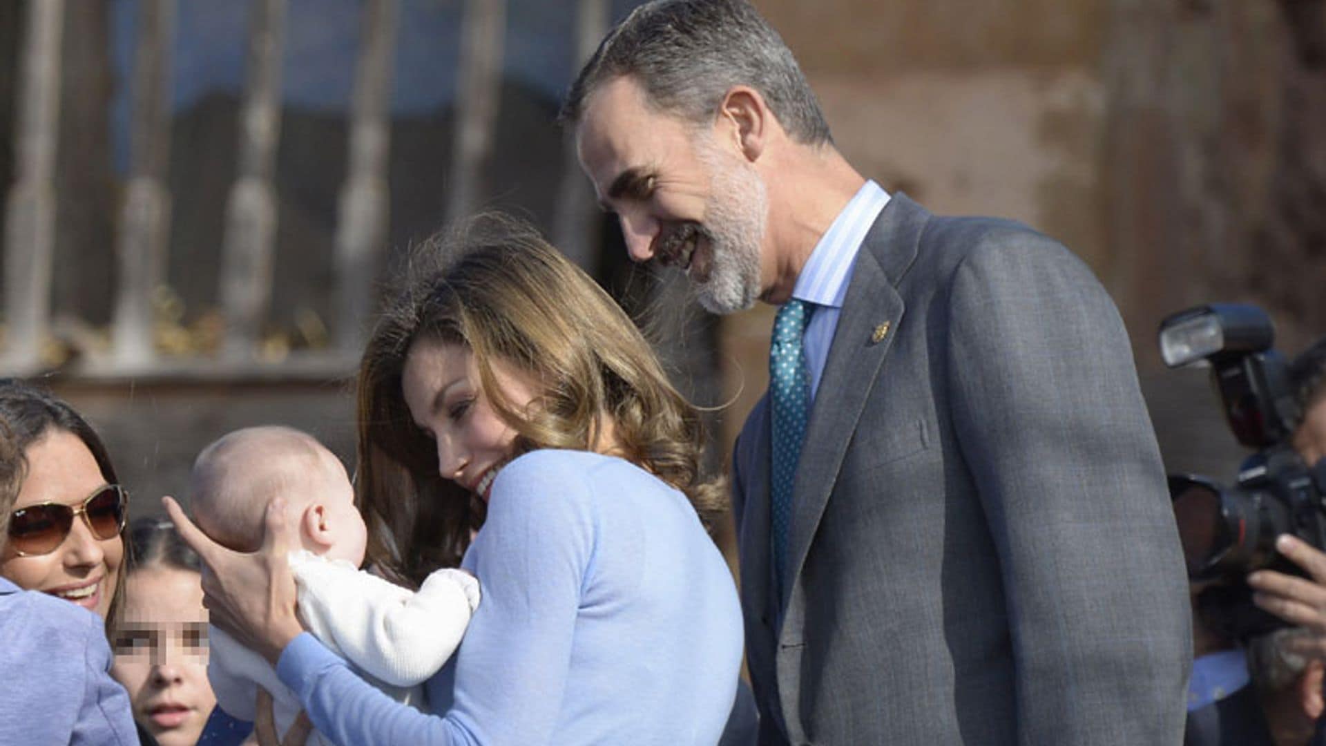 Don Felipe y doña Letizia muestran su lado más paternal en Asturias