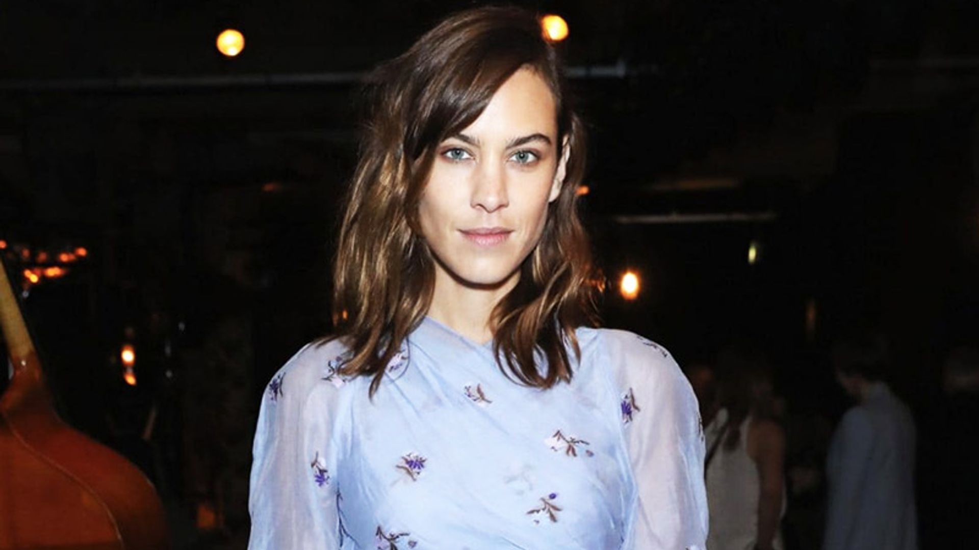 Alexa Chung enamora con un vestido de una de sus firmas favoritas