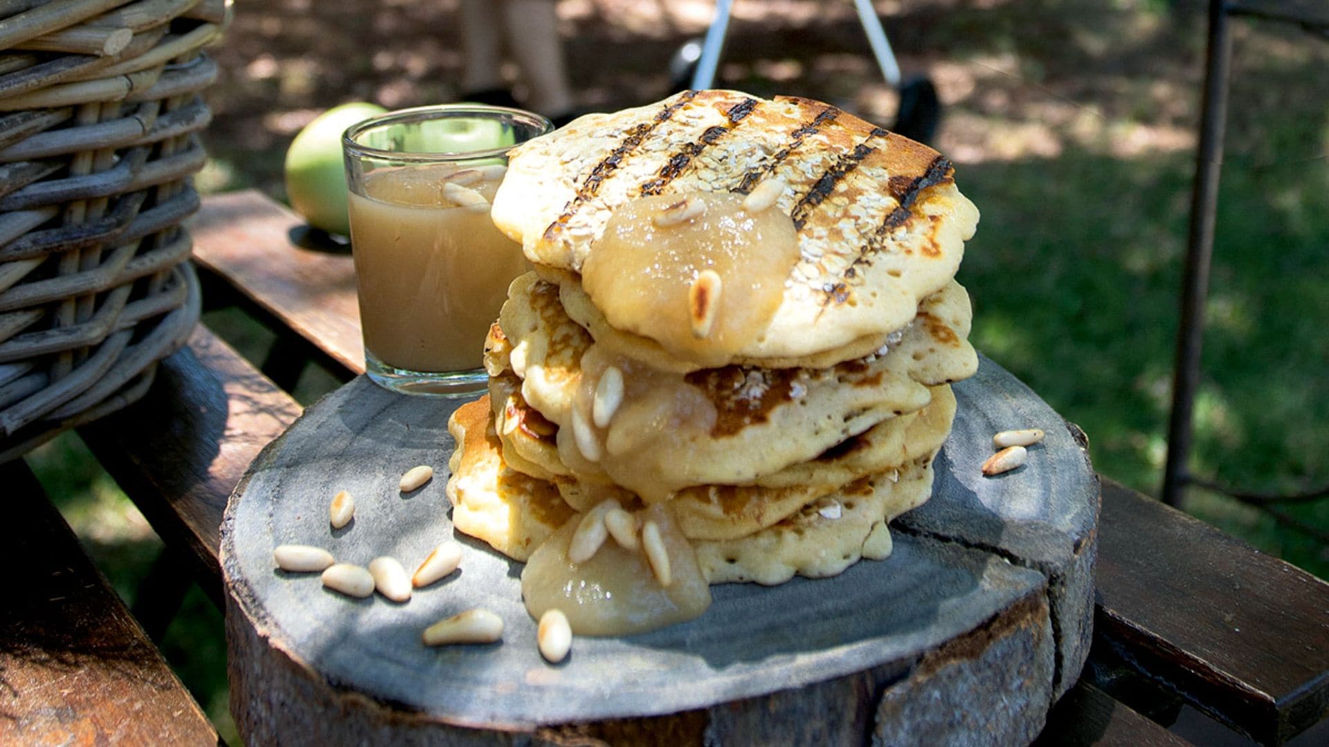 Tortitas con compota de manzanas asadas a la brasa