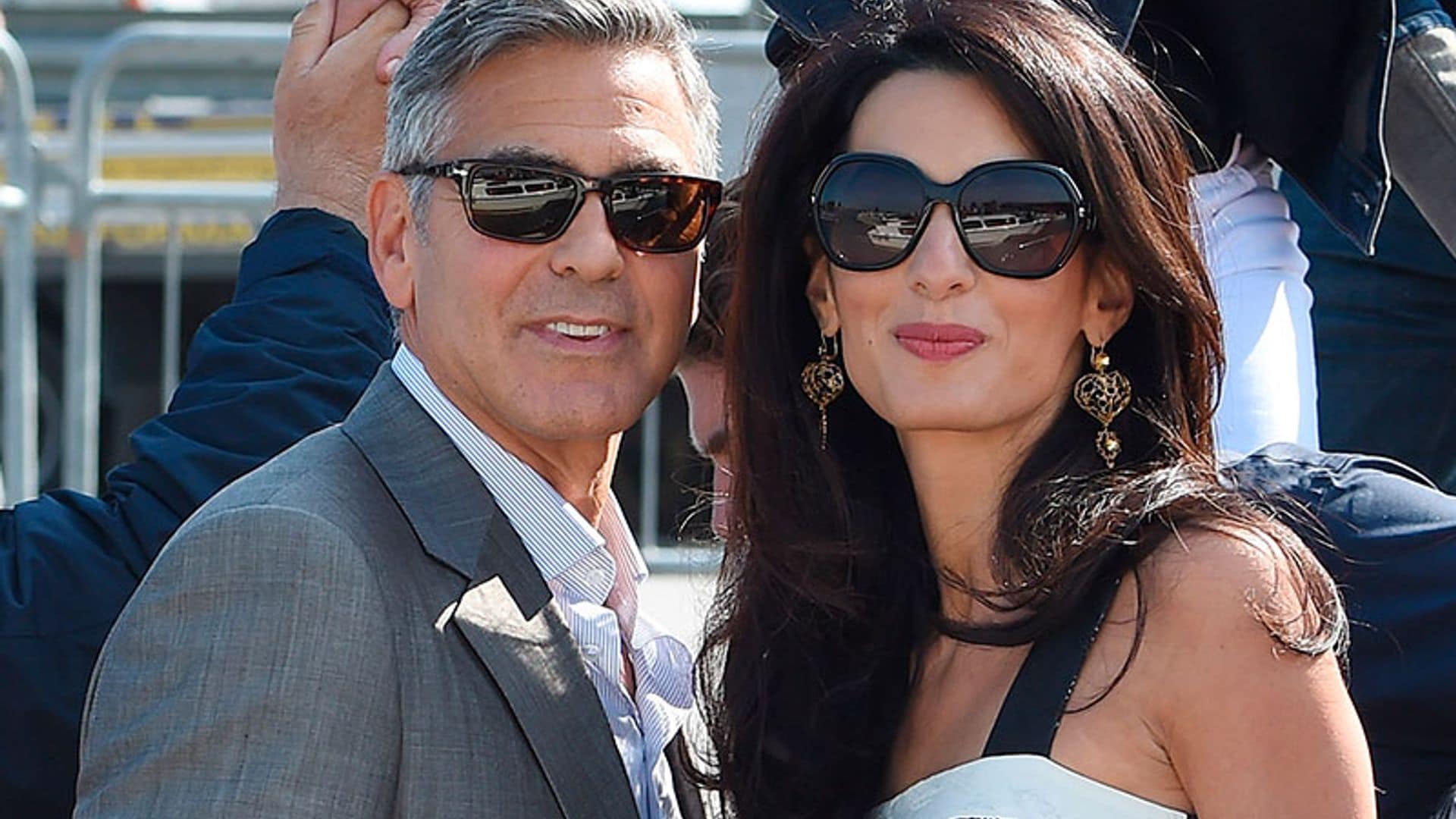 Mismo look, mismo sitio: Amal Clooney repite su cita más romántica, un año después 