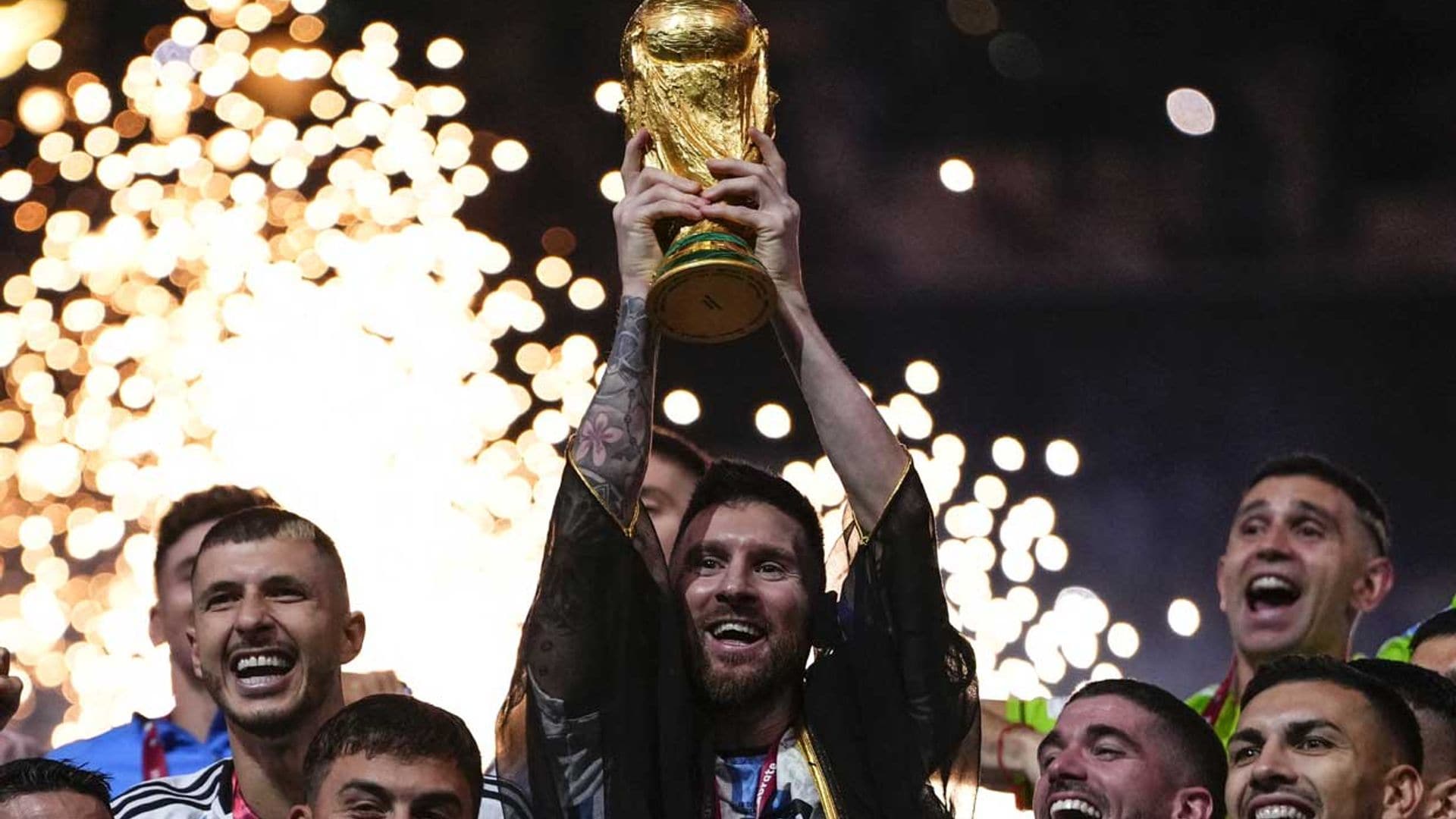 Qué es el ‘bisht’, la túnica transparente con la que Messi se ha coronado como ‘rey del fútbol’