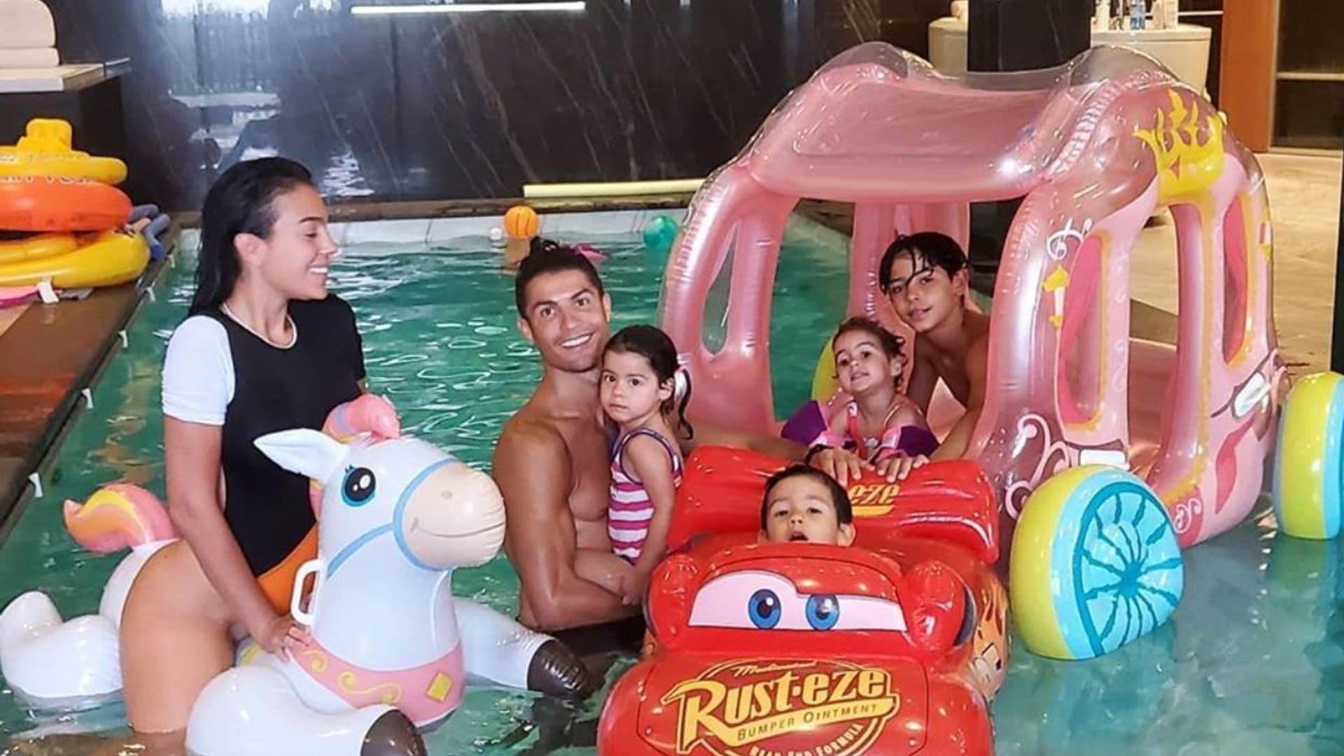 Hinchables, saltos, bailes: Los divertidos juegos de las celebrities y sus hijos en la piscina