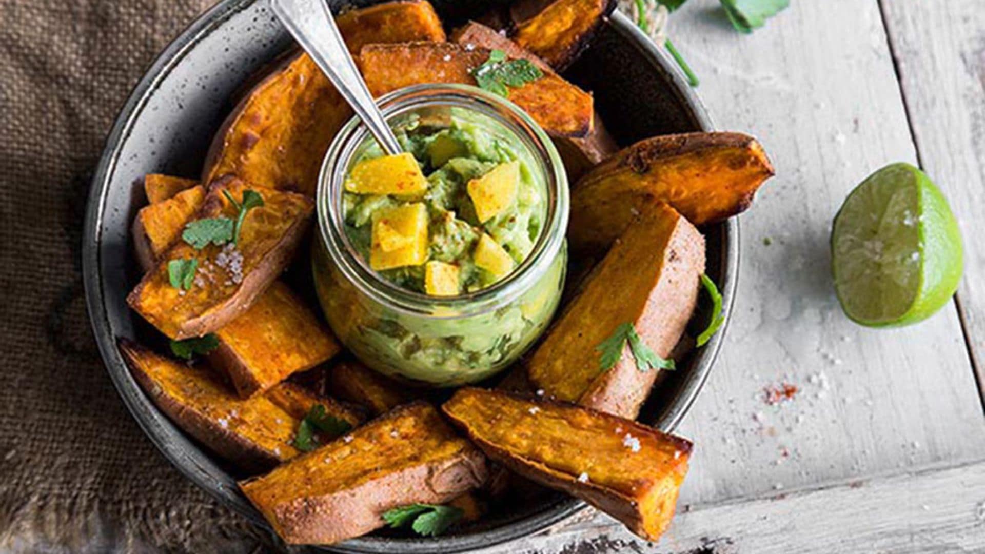 Humus de aguacate y mango con batata asada