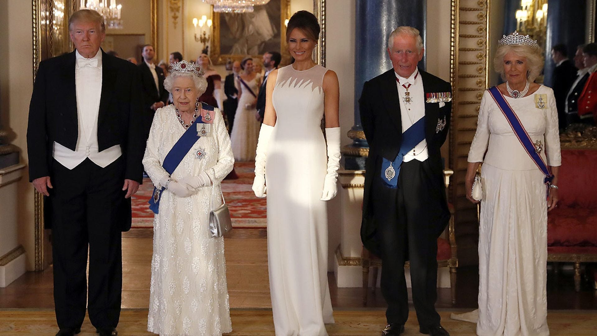 Isabel II abre las puertas del palacio de Buckingham a la familia Trump