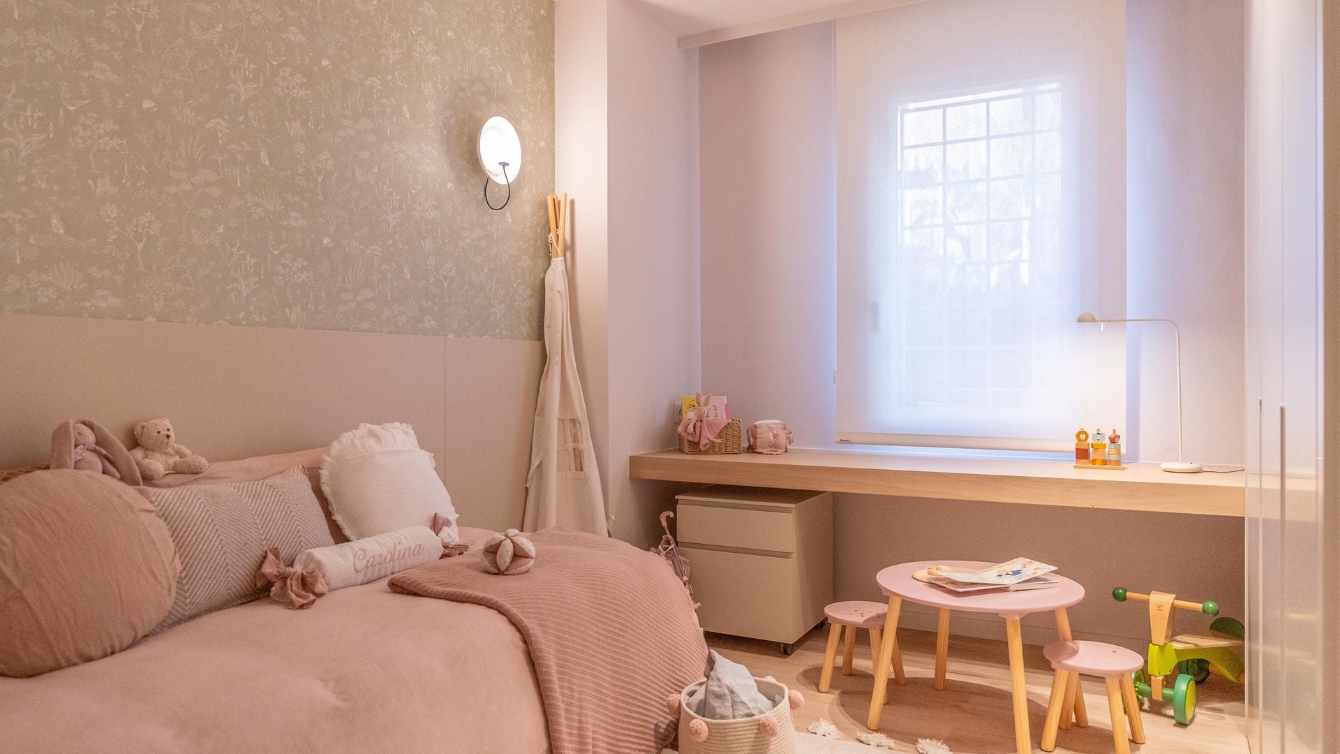 Dormitorio infantil con papel y zócalo