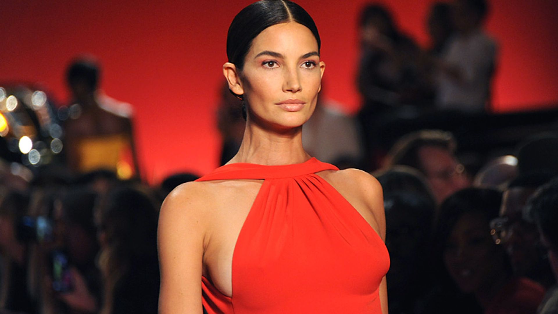 Tras los pasos de Irina Shayk, Lily Aldridge desfila embarazada sobre la pasarela