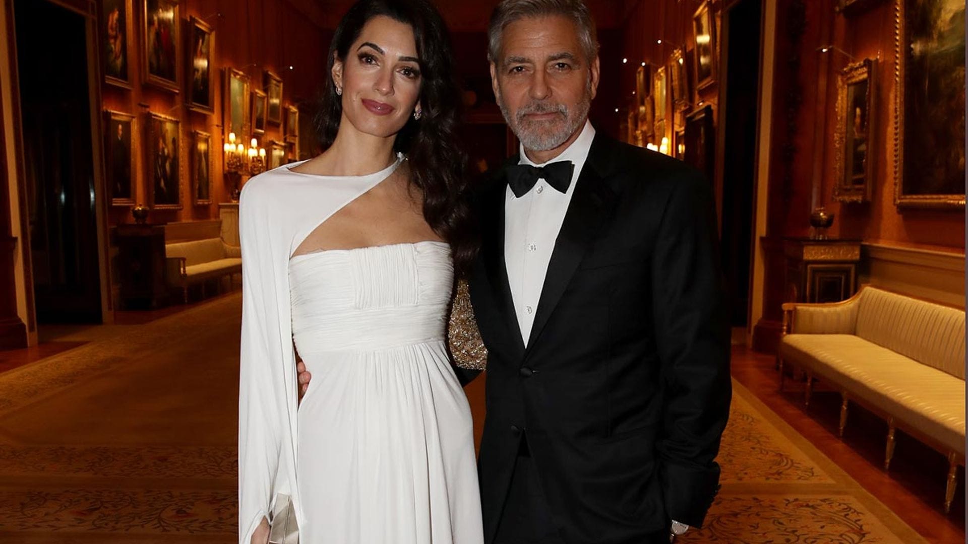 El vestido con capa que eligió Amal Clooney para su cita en Buckingham Palace