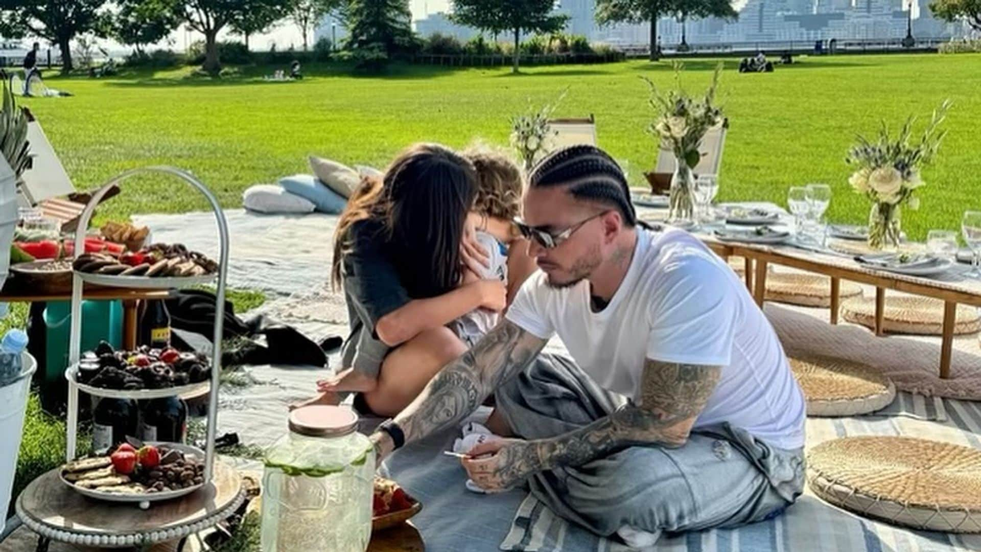 Junto a su pequeño Río, J Balvin celebra a Valentina Ferrer con un picnic en Nueva York