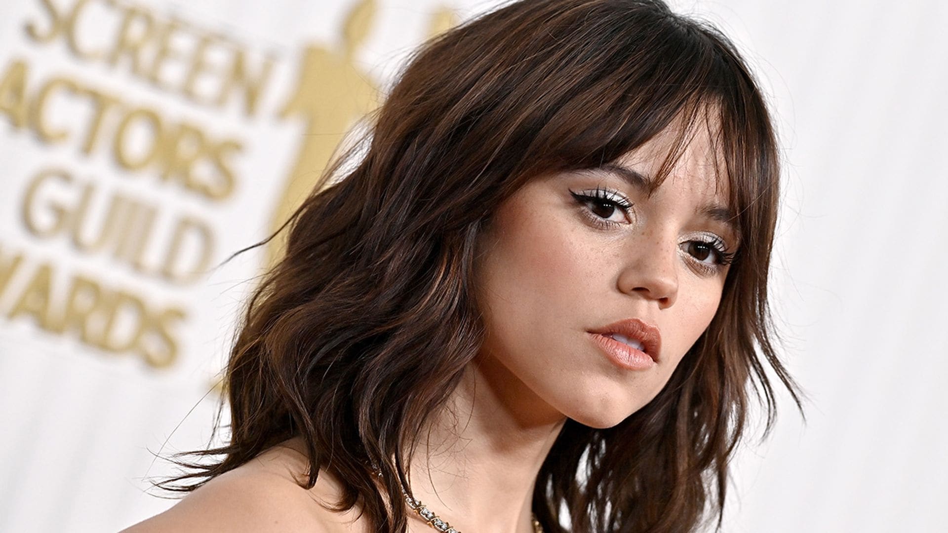 Jenna Ortega recupera su estilo 'dark' con un espectacular vestido confeccionado en París