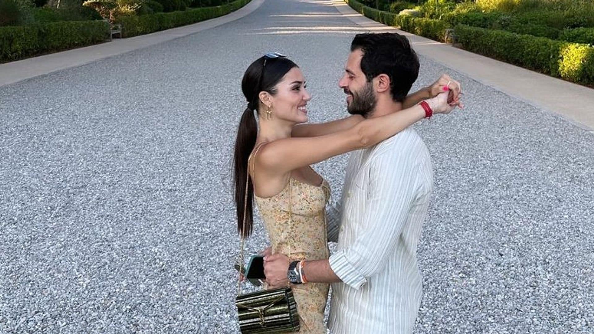 Hande Erçel abre su álbum inédito más personal junto a su novio Hakan Sabanci por un motivo muy especial