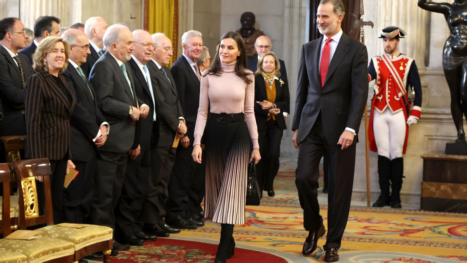 Doña Letizia recupera su falda plisada con efecto visual que estrenó en 2020