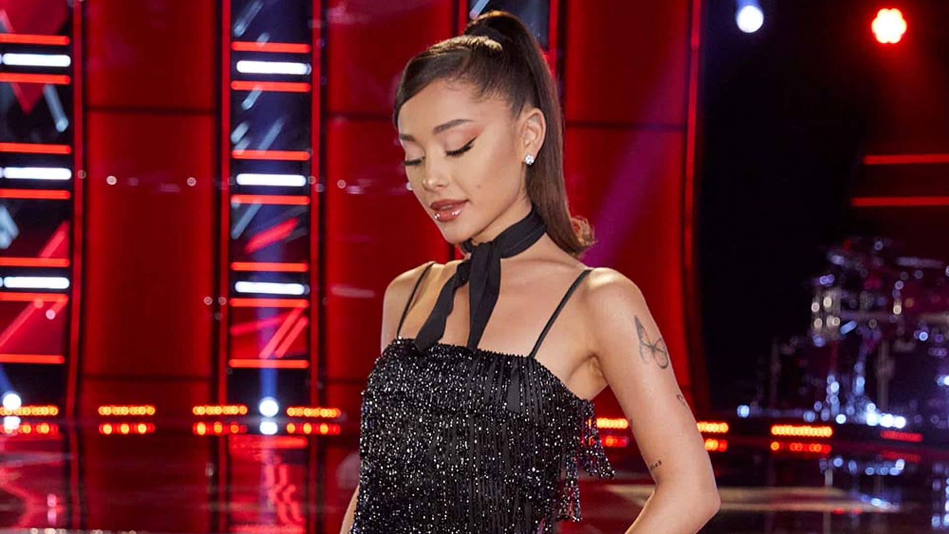 Ariana Grande sorprende con un look rompedor de invitada en la boda de su hermano