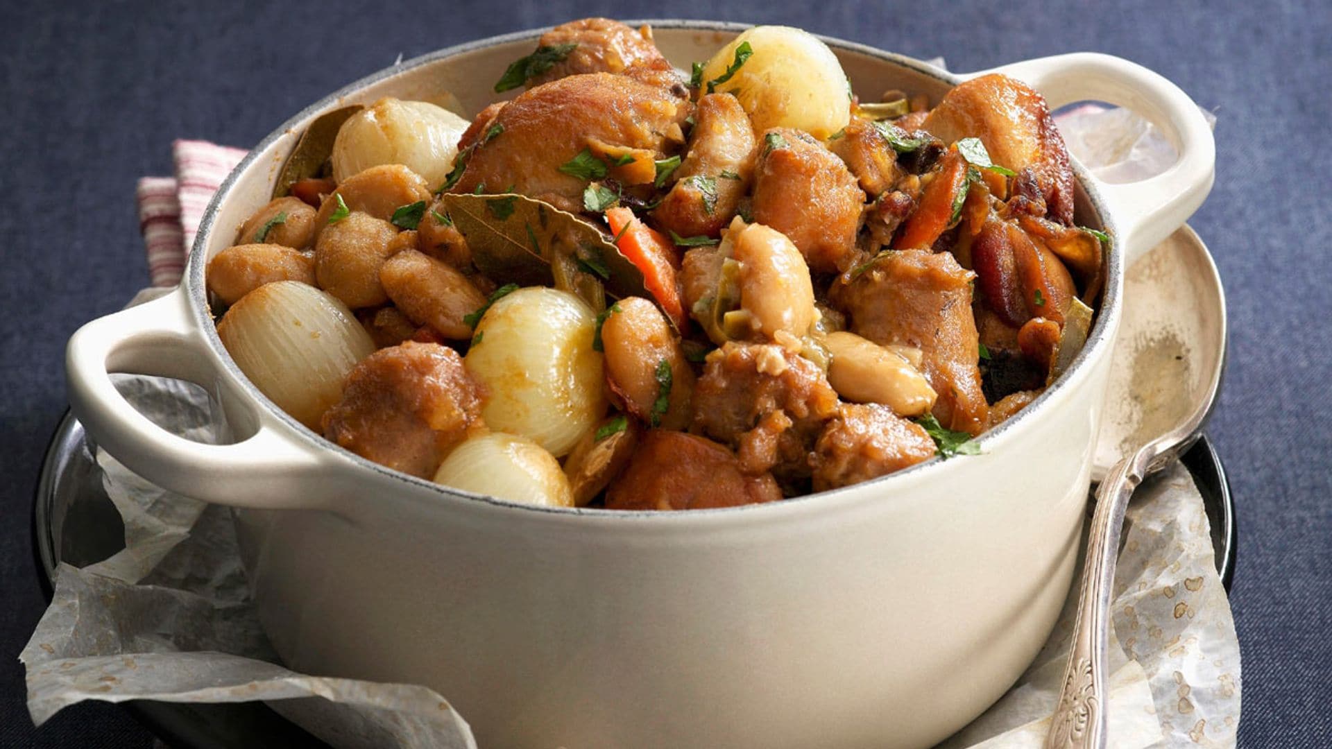 Alubias canela guisadas con pollo y cebollitas