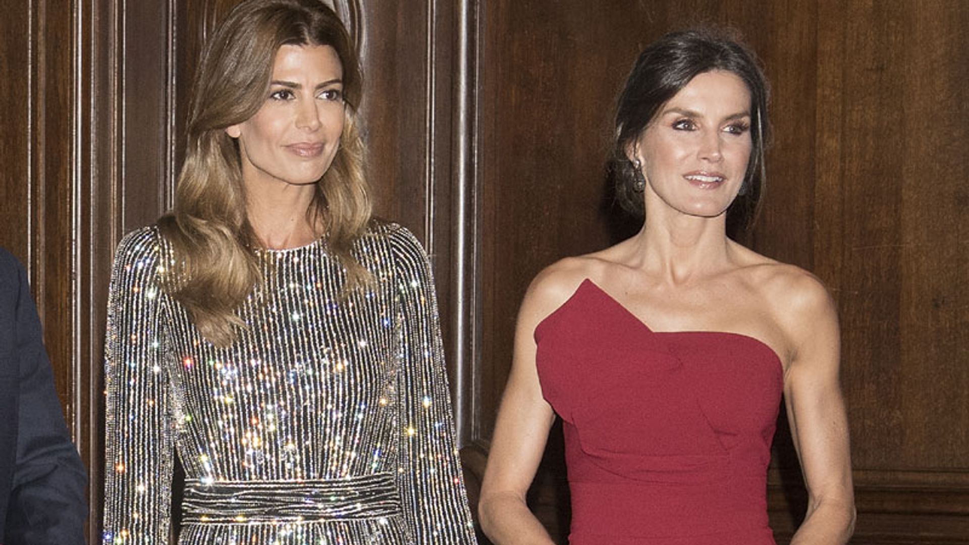 El fabuloso diseño con el que la Reina se impone al vestido brillante de Juliana Awada