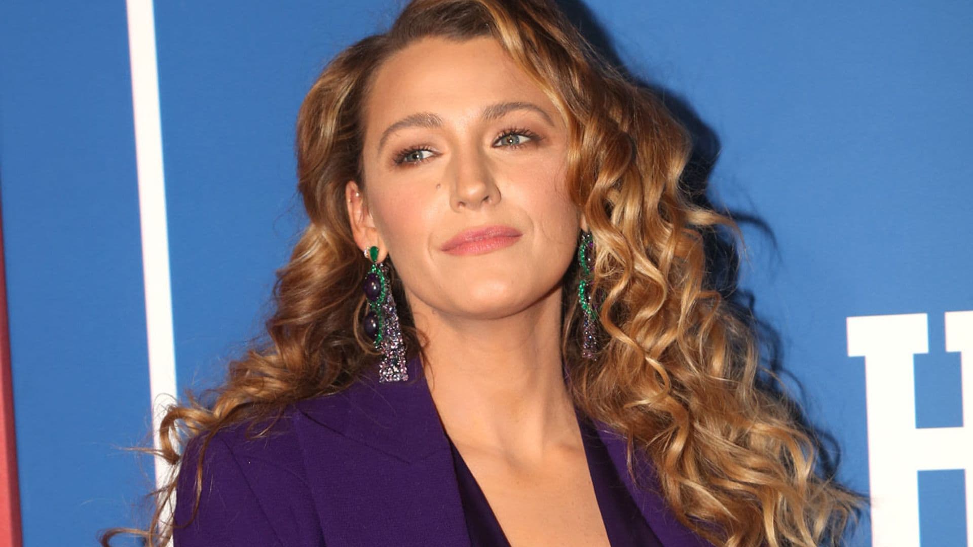 Nos encanta el look 'very peri' de Blake Lively (y sienta genial a rubias y morenas)