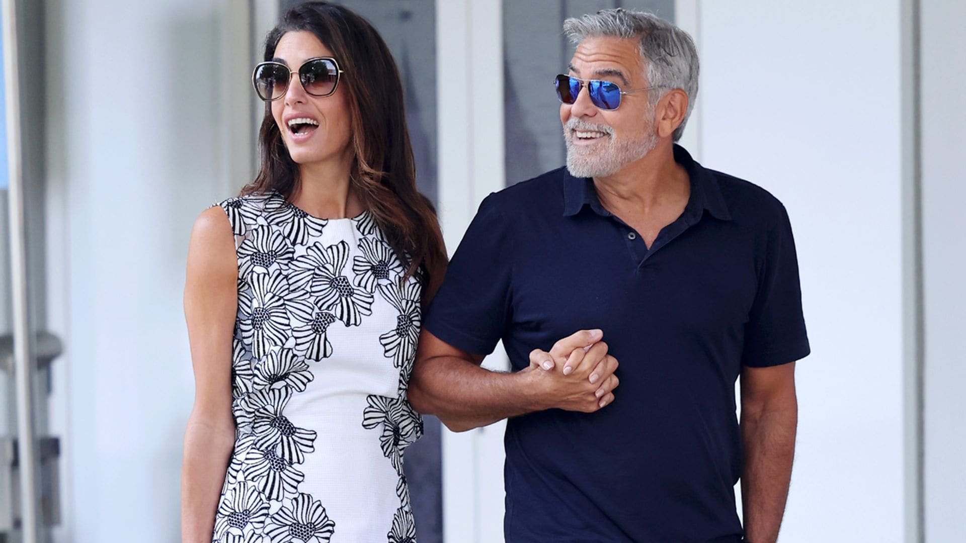 Amal Clooney aterriza por sorpresa en Venecia con un vestido 'mini' psicodélico y tacones de red