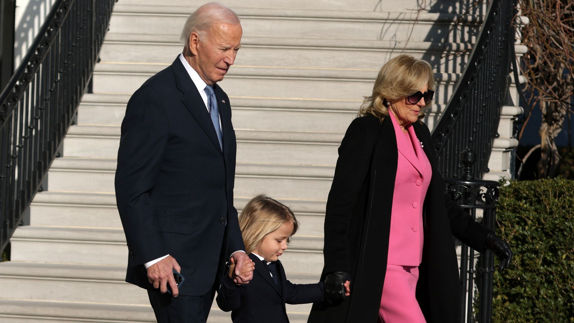 Las significativas imágenes de Joe y Jill Biden con su nieto abandonando la Casa Blanca