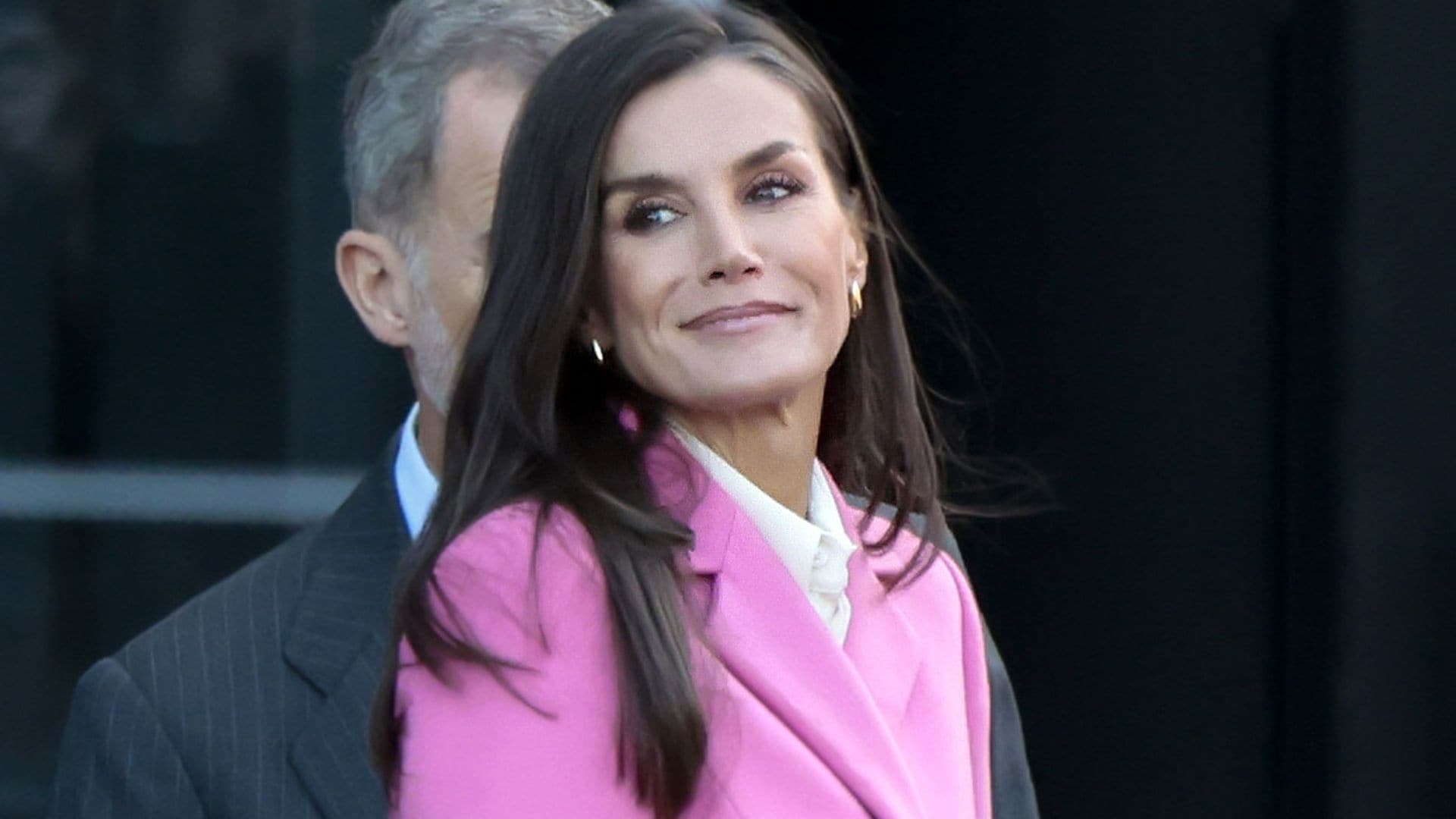 La reina Letizia recicla el vestido blanco de su cita neoyorquina con Jill Biden y un 'clutch' de Leonor