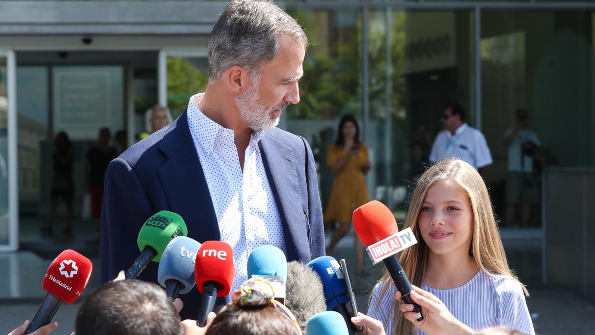 El rey Felipe explica por qué no les han acompañado al hospital la reina Letizia y la princesa Leonor