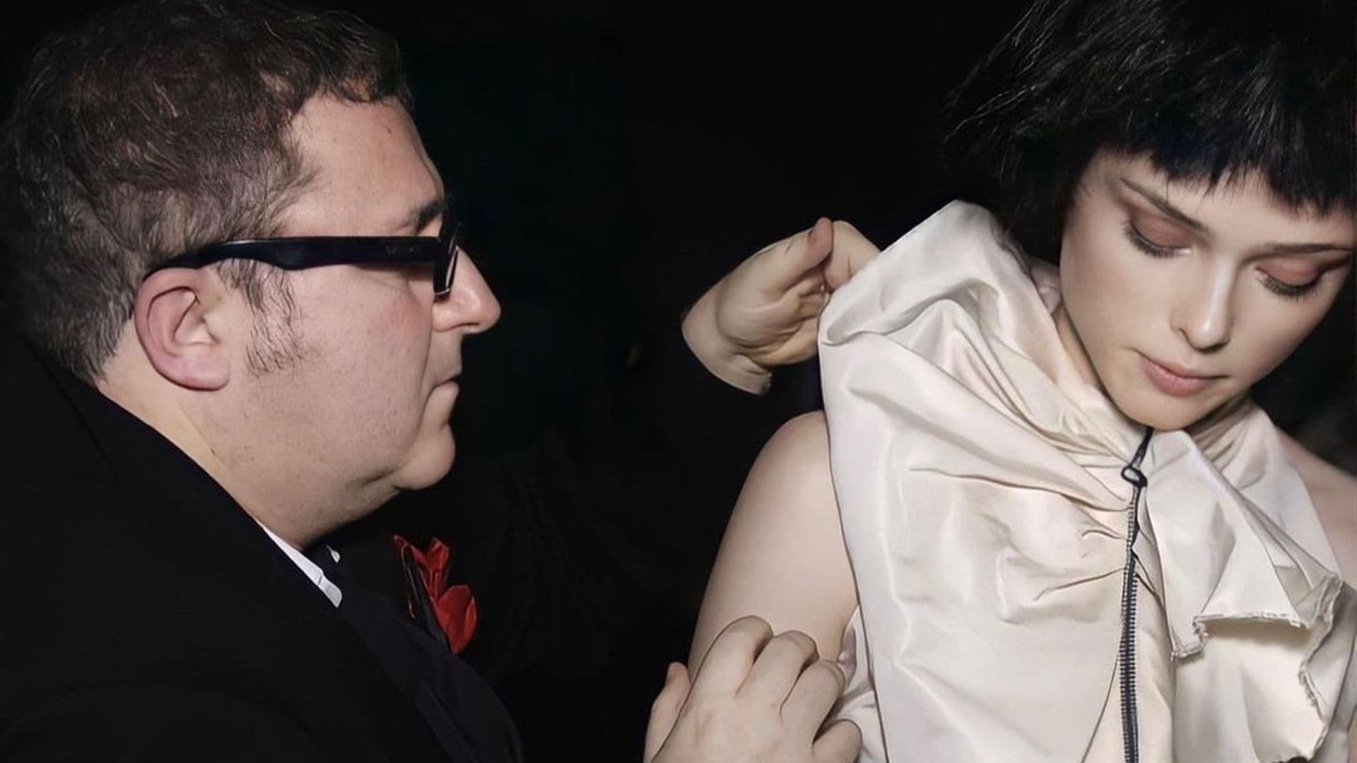 Adiós a Alber Elbaz: el mundo de la moda llora la muerte del diseñador