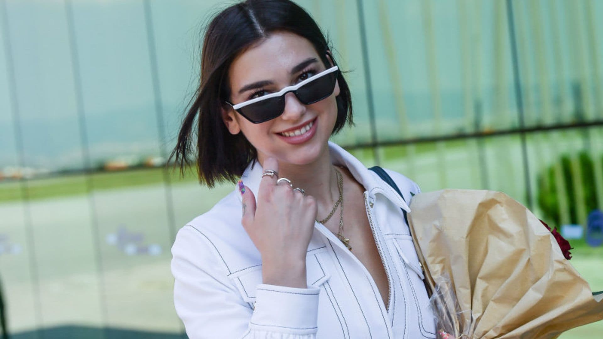 Dua Lipa lanza un mensaje con su manicura más original