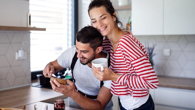 pareja cocinando