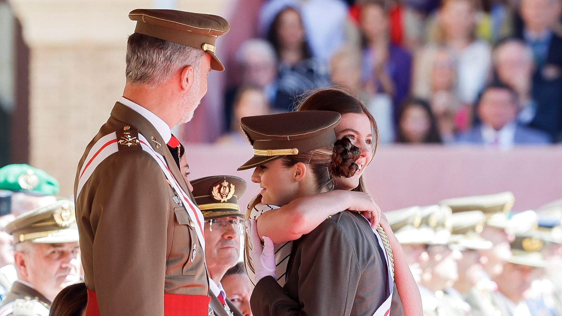La princesa Leonor abrazando a su hermana Sofía en Zaragoza, julio 2024