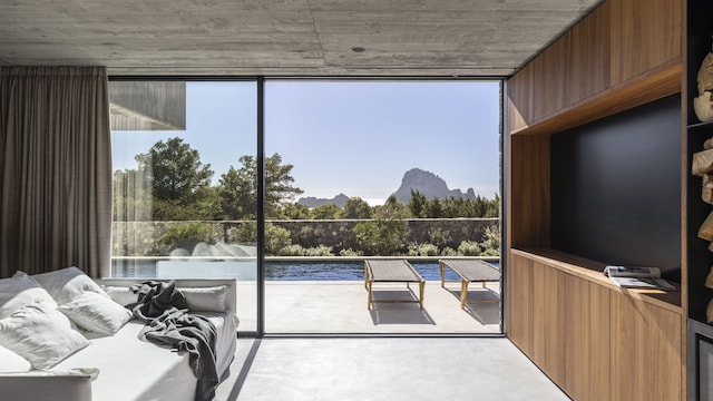 Una moderna casa en Ibiza con piscina