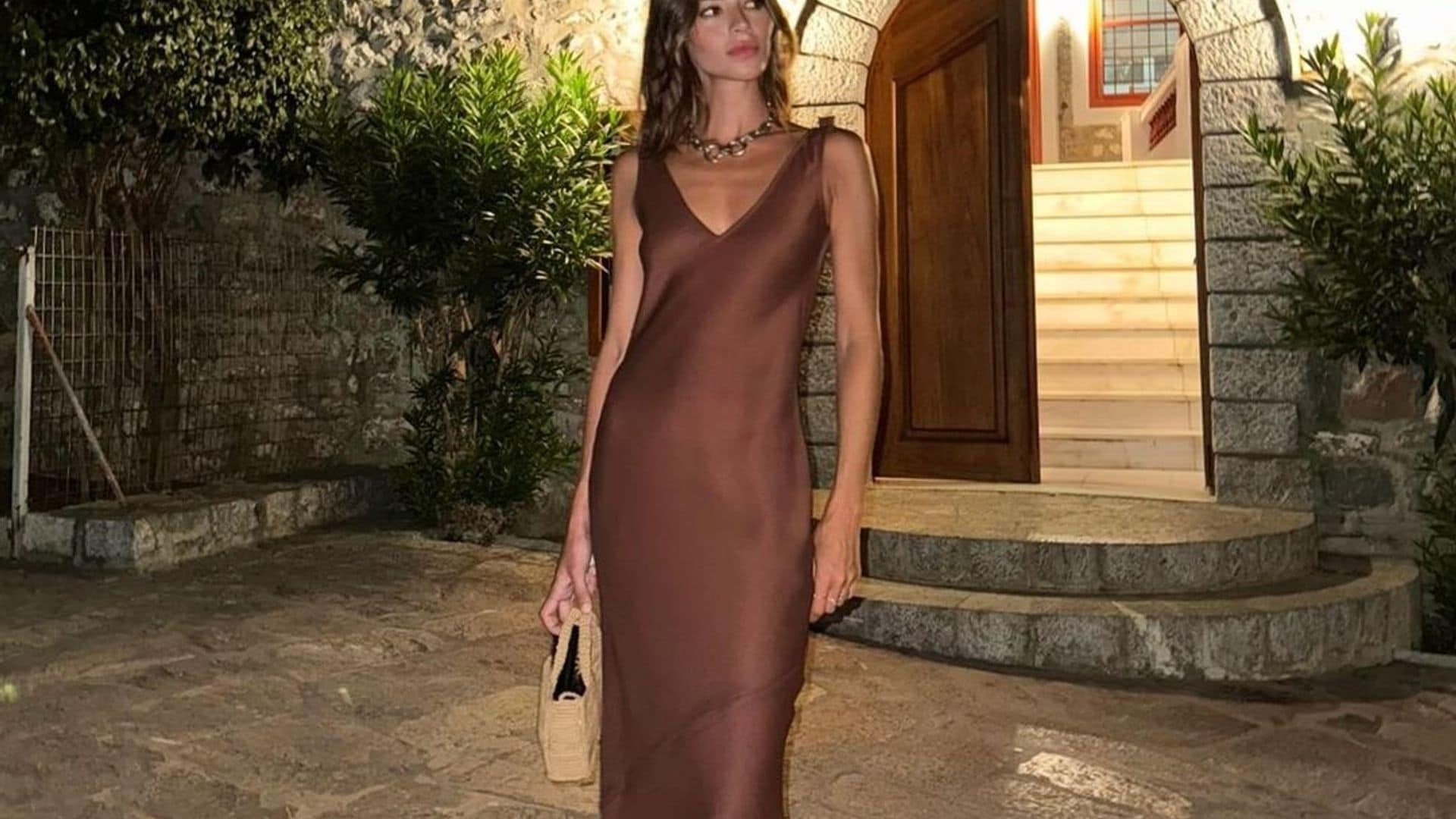 Rocío Crusset acierta con un vestido marrón satinado y sandalias planas para una cita en Grecia