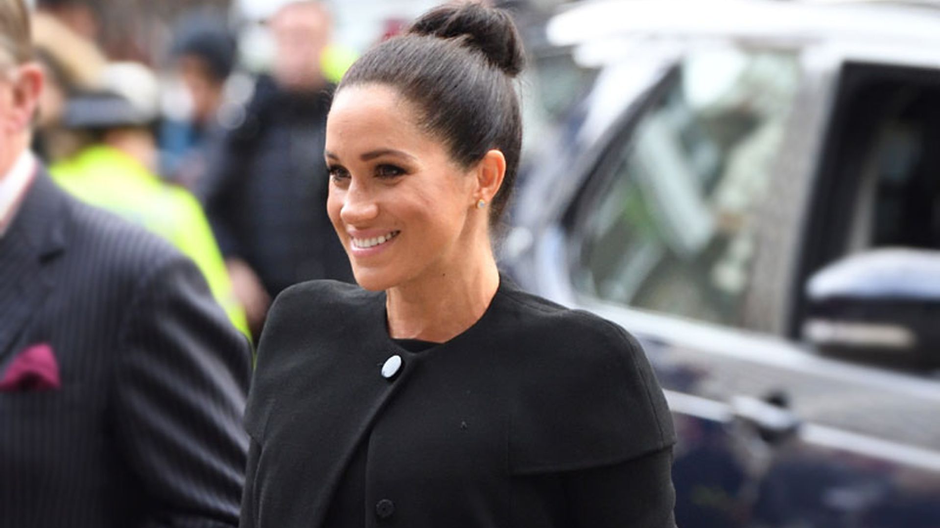 Meghan Markle rejuvenece su primer look premamá con una falda plisada