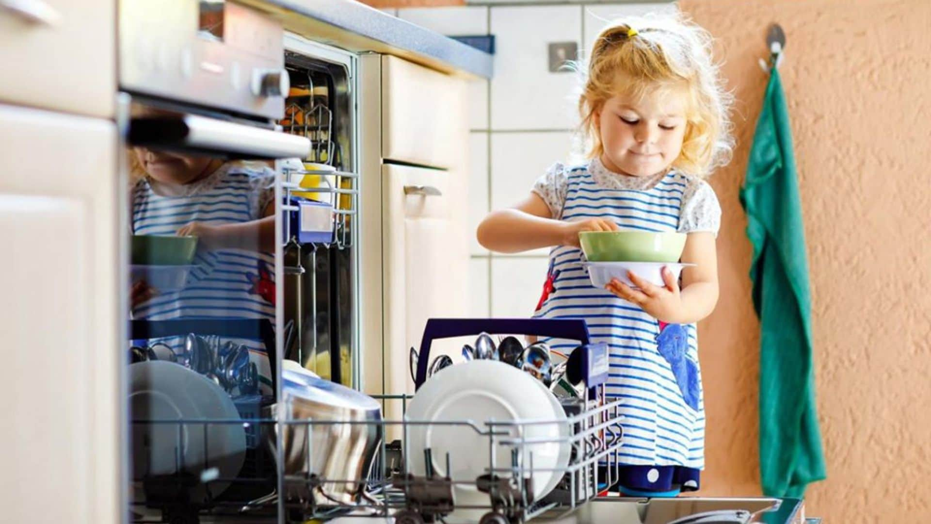 Trucos para enseñar a tus hijos que ayudar en casa es divertido