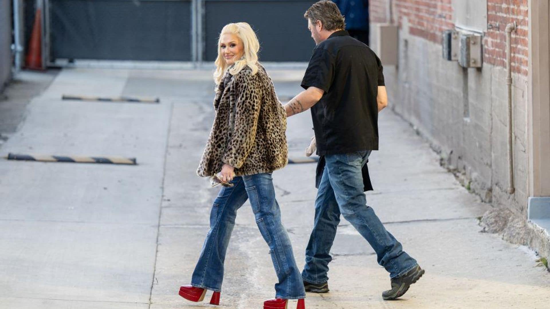 Gwen Stefani nos muestra cómo llevar plataformas en el color de la temporada