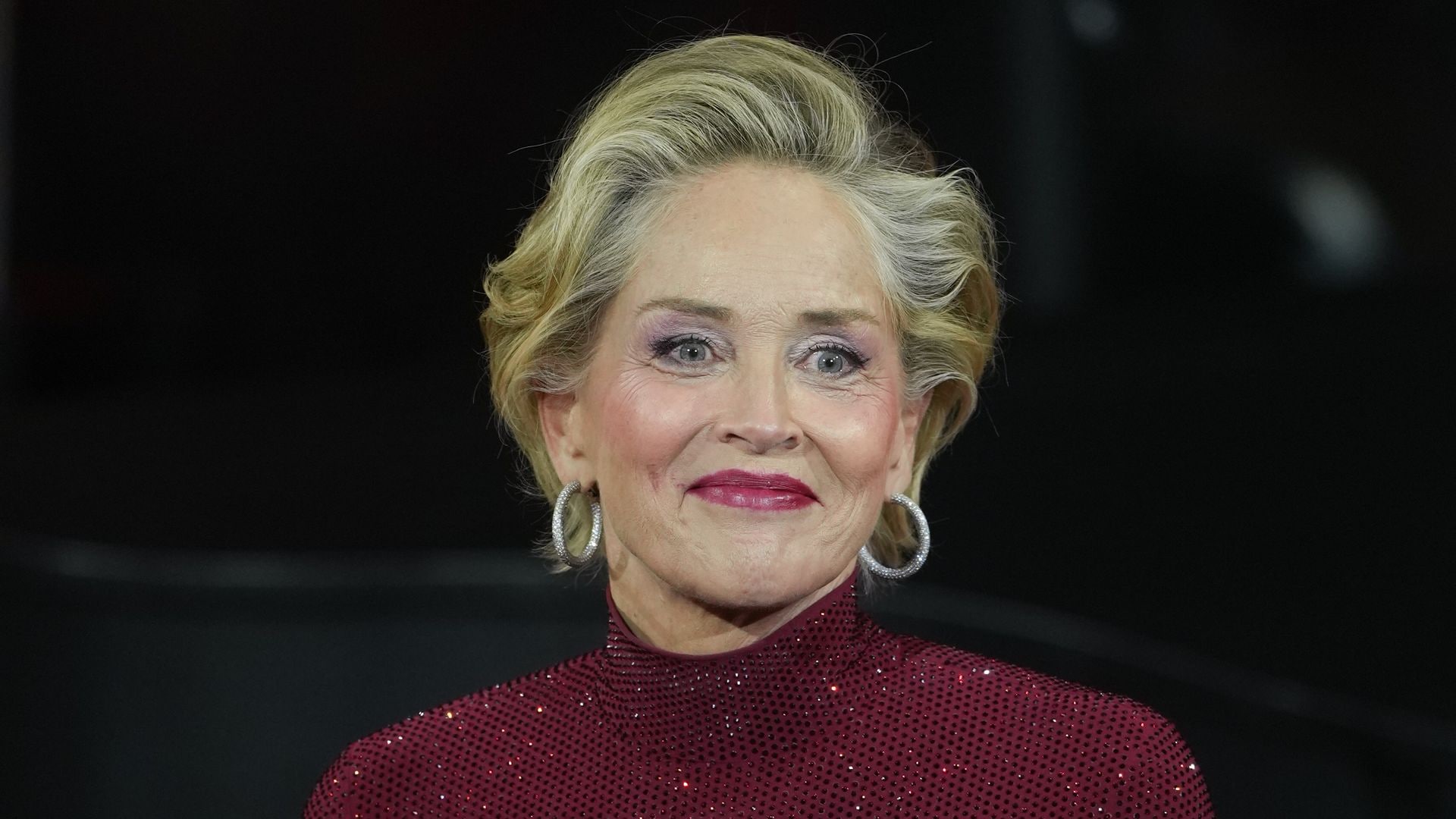 Qué tiene el peinado de Sharon Stone que tanto rejuvenece: nos lo cuentan los expertos