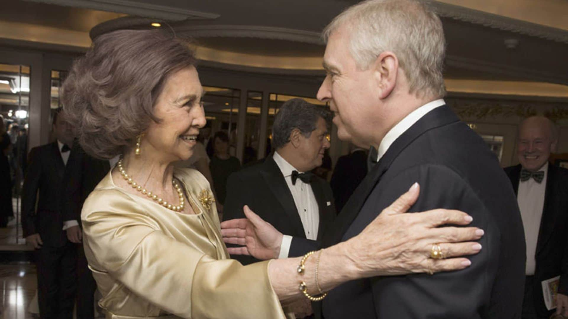 La reina Sofía dedica un cariñoso recuerdo a Isabel II por su 90º cumpleaños en la gala del centenario de la British-Spanish Society