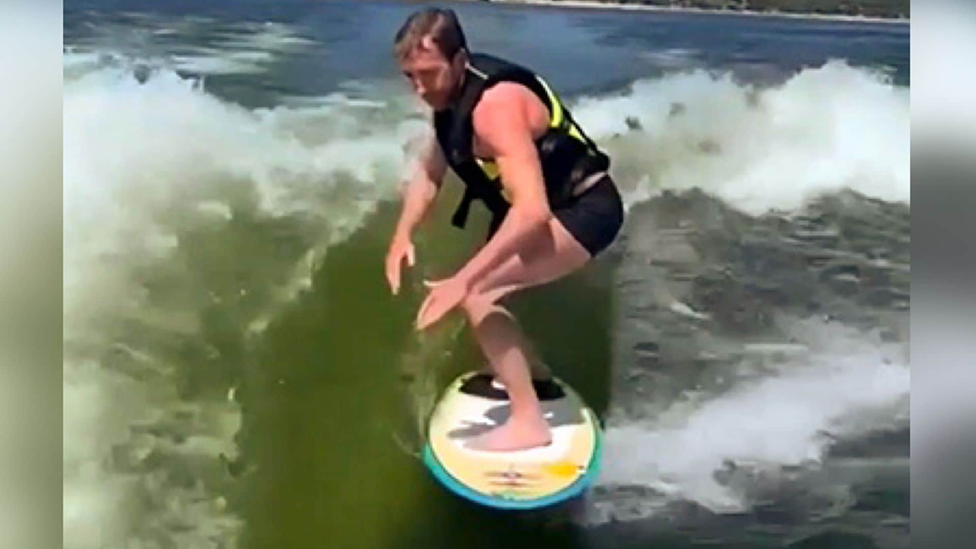 Las impresionantes imágenes de Pablo Motos surfeando, ¡menudo estilazo tiene: de aquí, a las Olimpiadas!