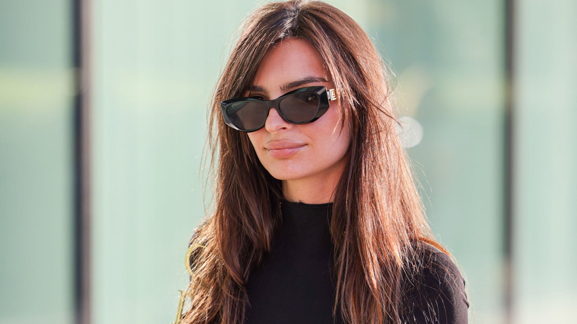 El sencillo look de trabajo de Emily Ratajkowski con el pantalón que más estiliza