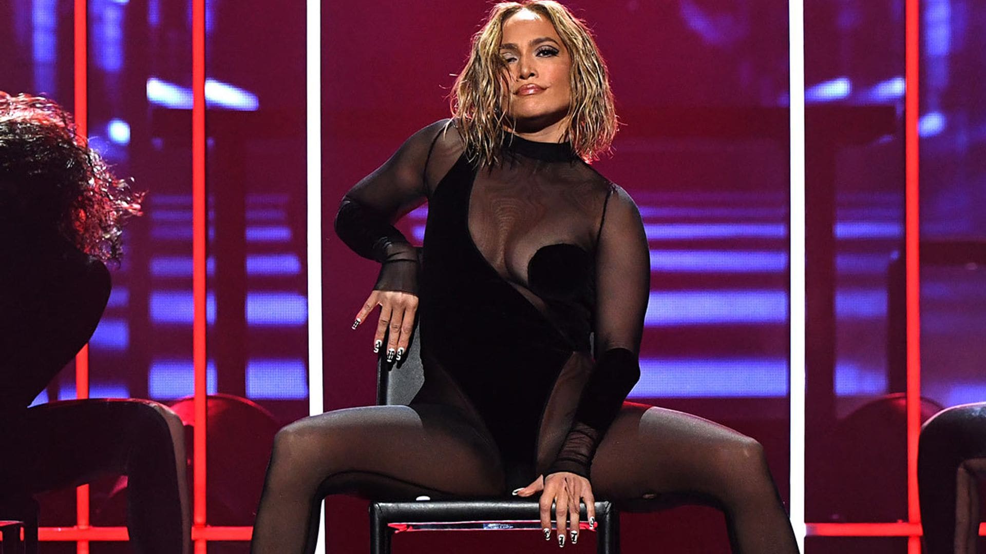 ¿Te habías fijado? El mensaje oculto en las uñas de Jennifer Lopez durante los AMAs
