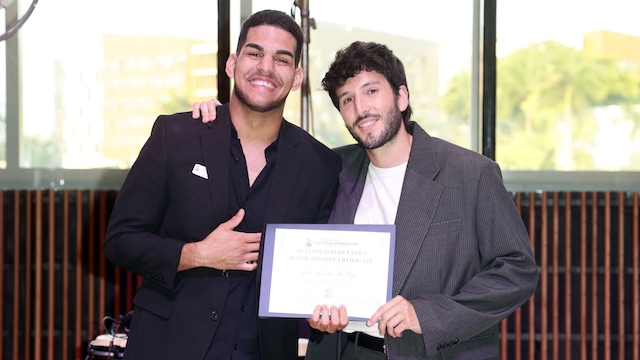 Leo Luna Roblejo y Sebastián Yatra en la ceremonia de entrega de las becas otrogadas por la Fundación Cultural de Latin GRAMMY 