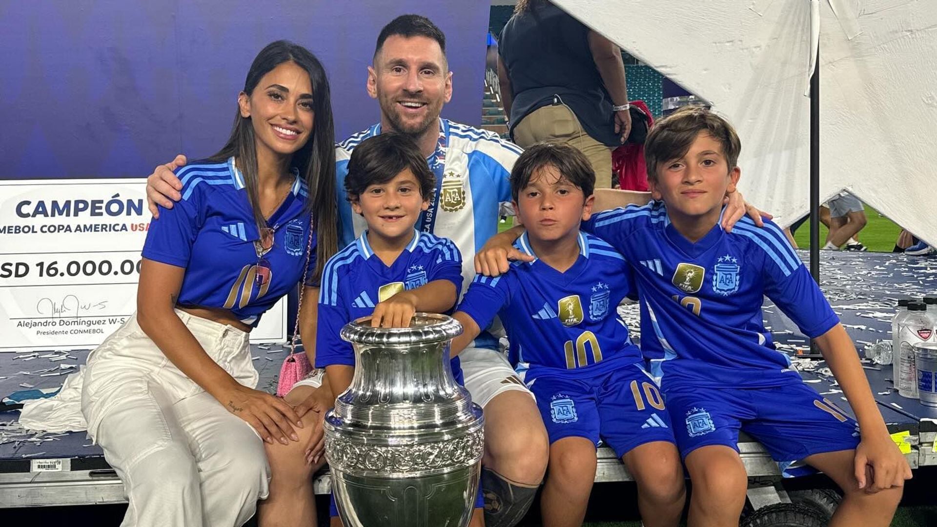 El efusivo festejo de Messi con Antonela Roccuzzo y sus hijos tras su triunfo en la Copa América