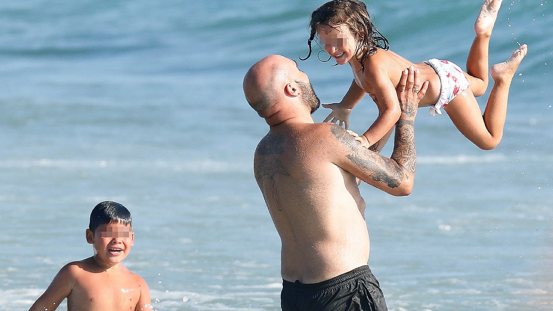 Risas, juegos... Kiko Rivera, muy cariñoso con sus hijos y su sobrino en la playa