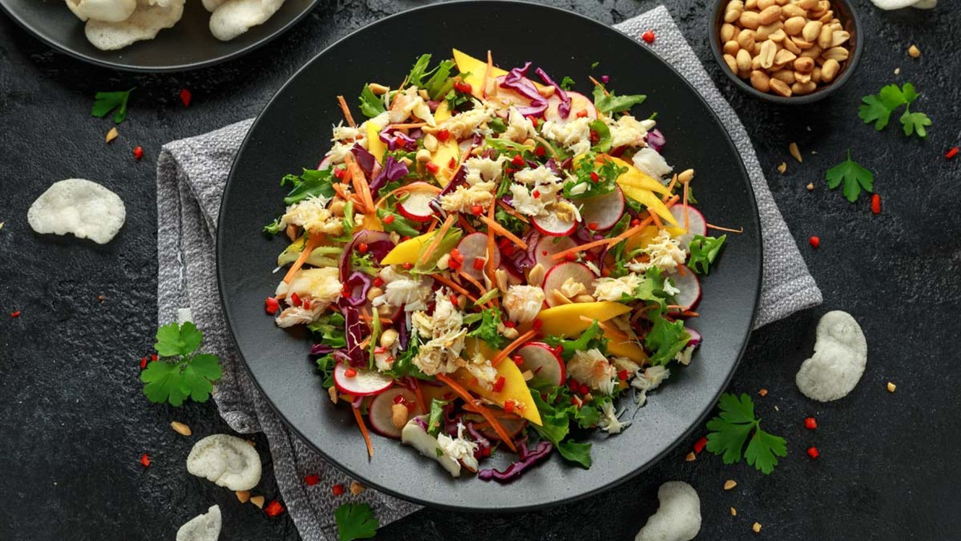 Ensalada de cangrejo, mango y rábanos