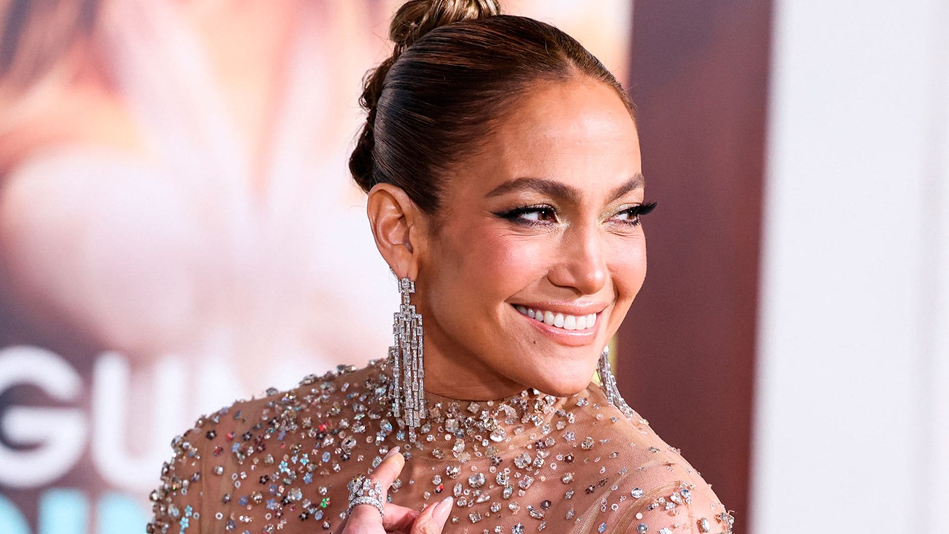 El vestido transparente de Jennifer Lopez, una obra de arte de Alta Costura en el estreno de su nueva película