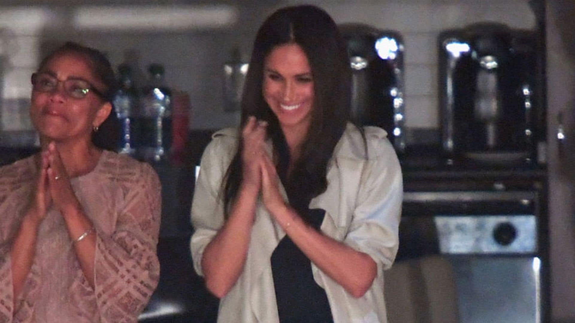 Meghan Markle, la gabardina de entretiempo y el look que funciona 24 horas