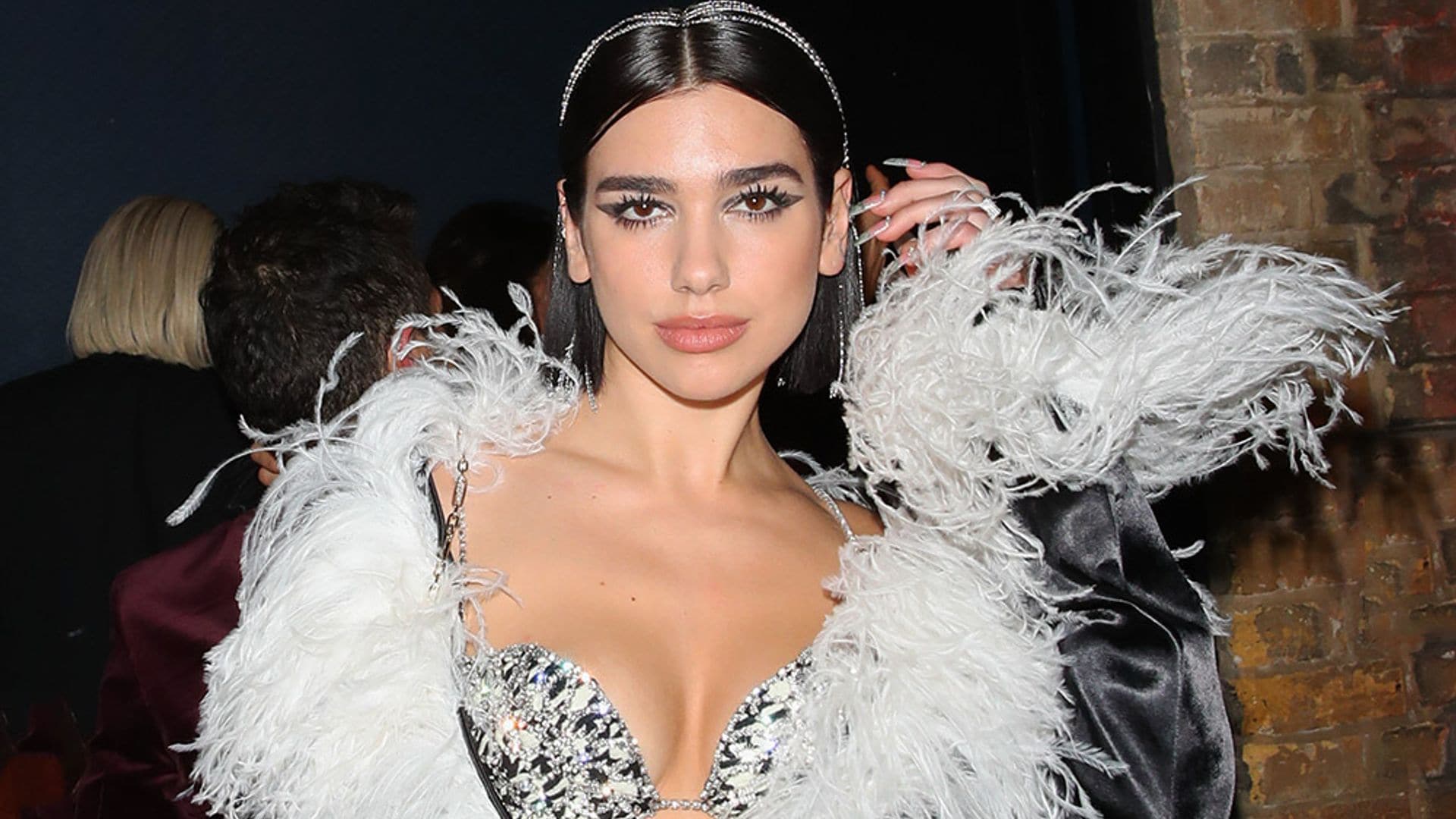 Mechas joya, un 'Fantasy Bra' y un chándal con plumas: Dua Lipa se supera