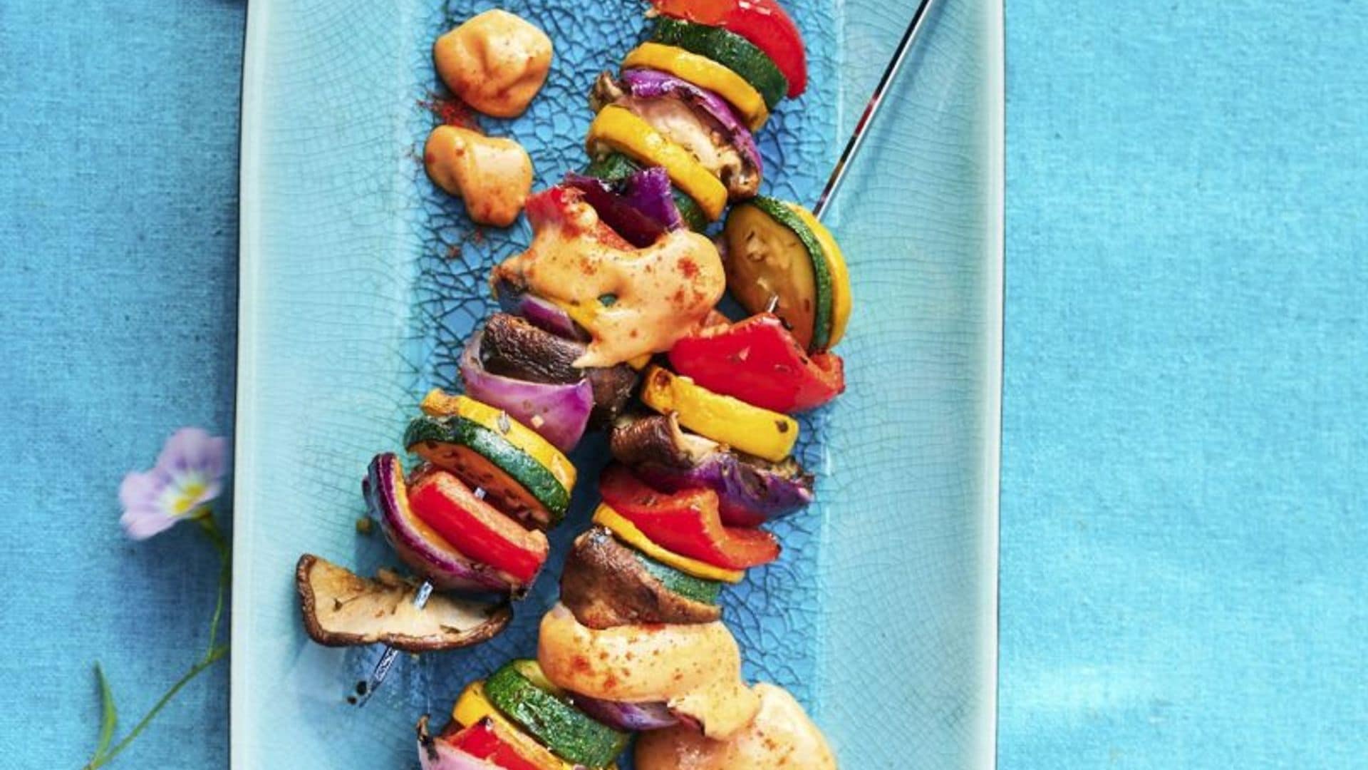 Brochetas de setas y verduras con mayonesa de pimentón