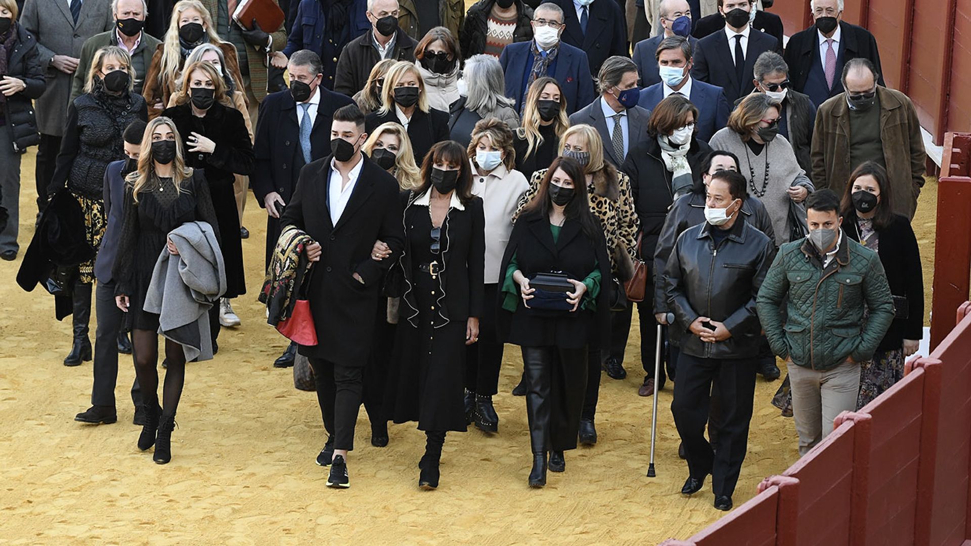 La familia de Jaime Ostos, unida en la última vuelta al ruedo del torero en la Maestranza