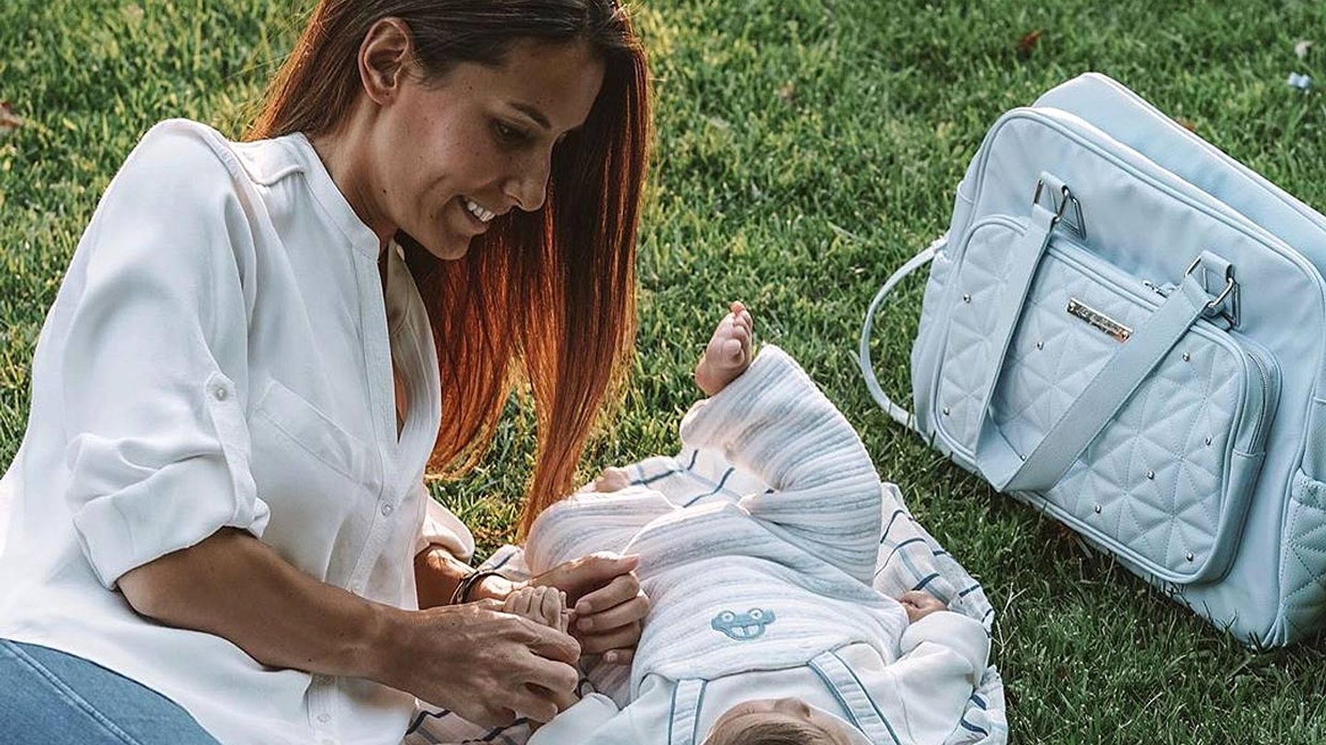 Entre sonajeros y juguetes, Ana Boyer 'muere de amor' con su hijo Miguel