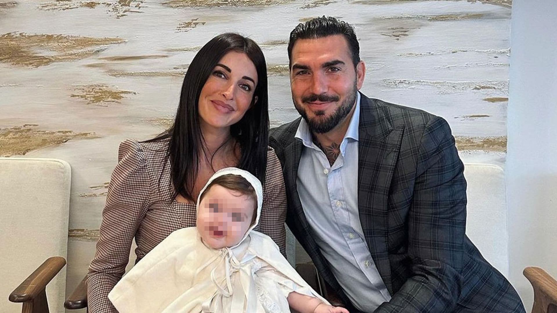 Noelia López y Roberto Jiménez bautizan a su pequeña Abril rodeados por su familia