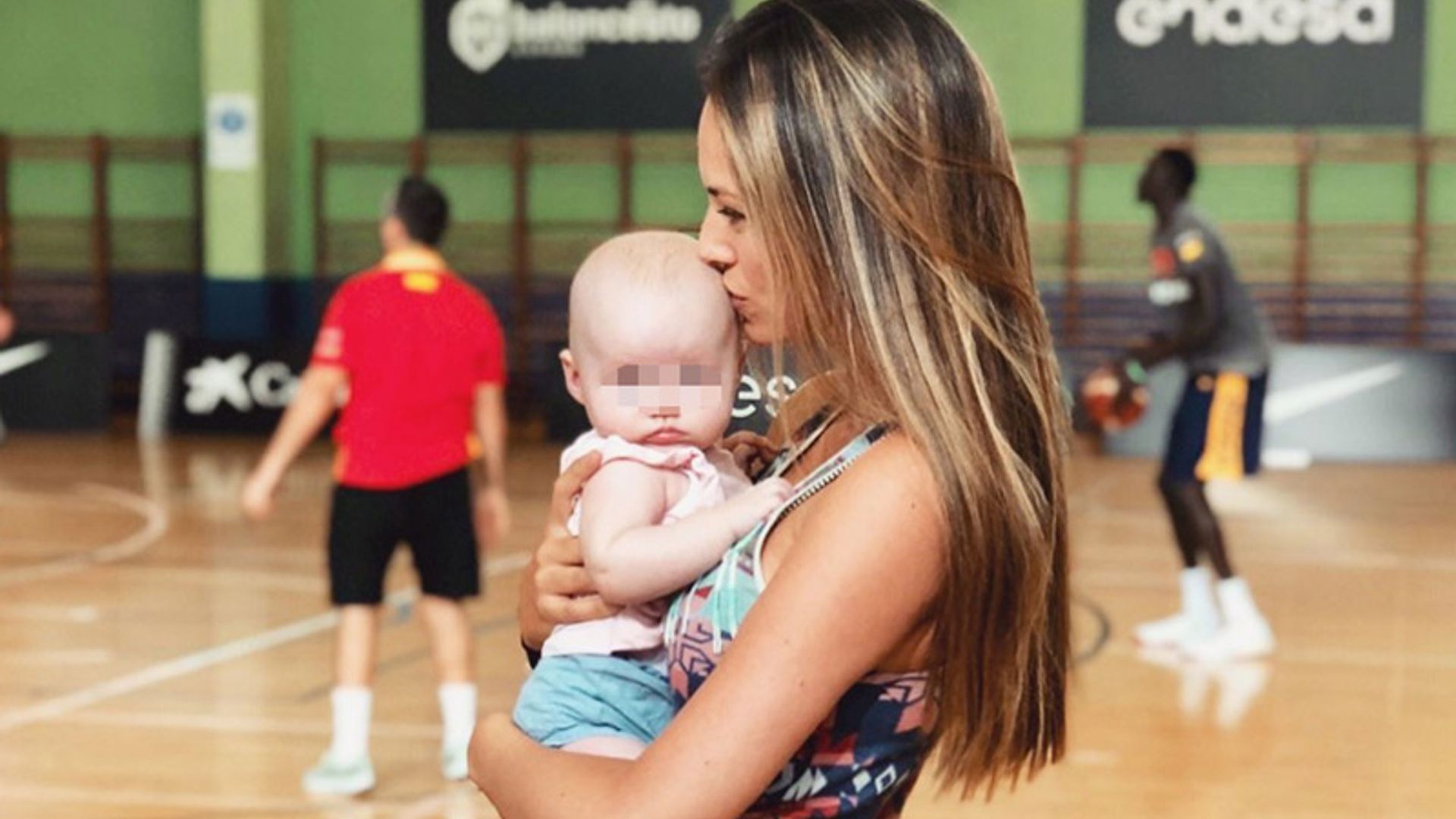 Helen Lindes y la pequeña Aura, las mejores fans de Rudy Fernández